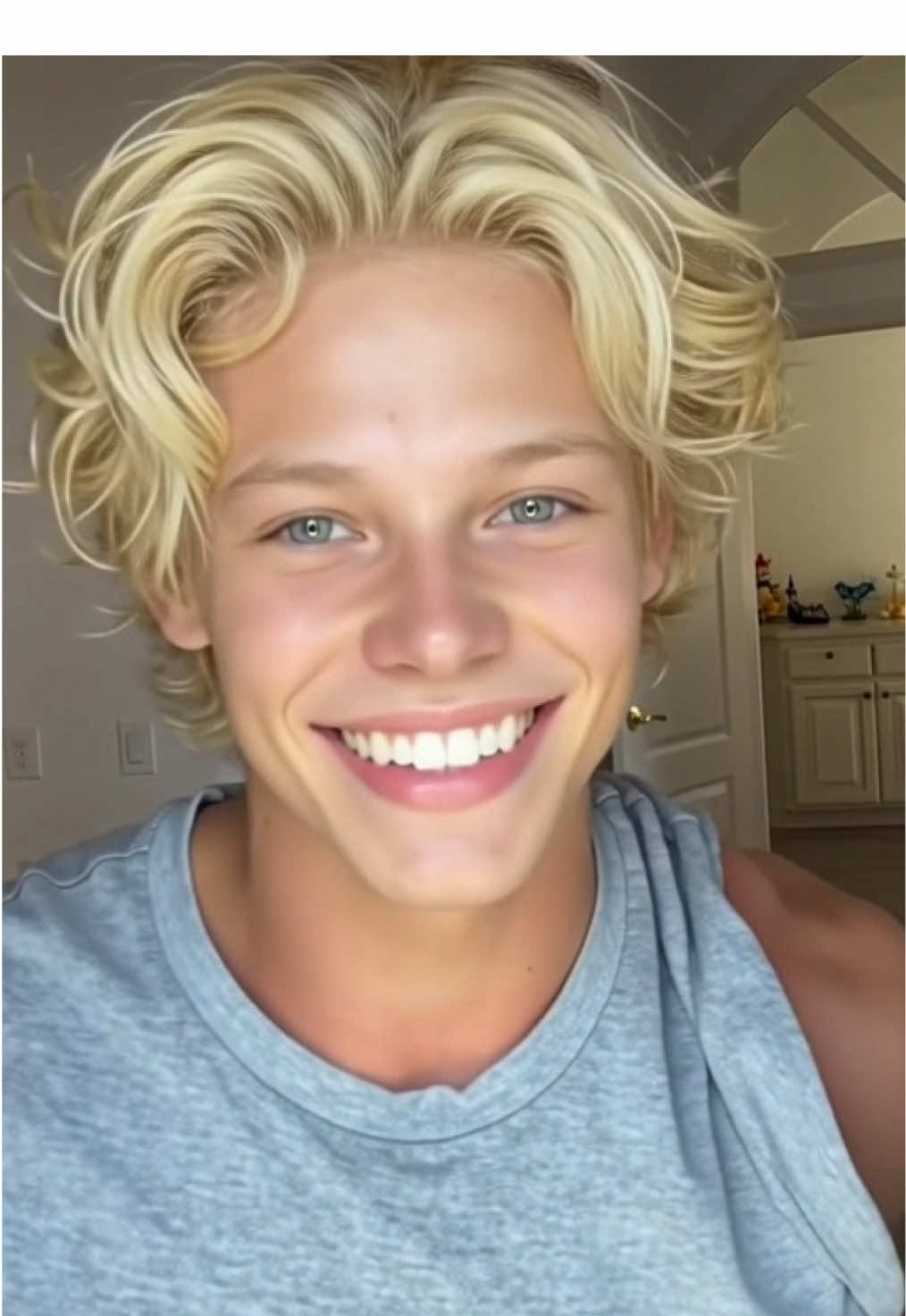 #blondeboysdoingwhatblondeboysdo #lgbt #biceps #sunburn 