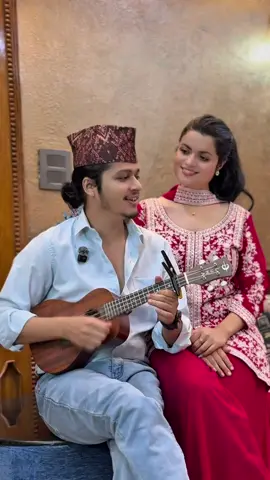 यो Ukulele (सानो गितार ) मैले केहि बर्ष अगाडि उहालाई सुटुक्क मायाले दिएको थिए उही माया फर्किएर संगीत बनेर आयो र उहाँले त्यसैबाट अनगिन्ती गीत जन्माउनुभयो। यो उपहार भन्दा पनि मायै माया मिसायर दिएको सरस्वतीको भाग थियो । शायद त्यसैले होला यसको तारबाट पनि भावना बोल्छन्। यो भिडियो “झलिको” compose  हुँदैको हो।#dipasimkhada #arjunsapkota #jhaliko @Arjun Sapkota 