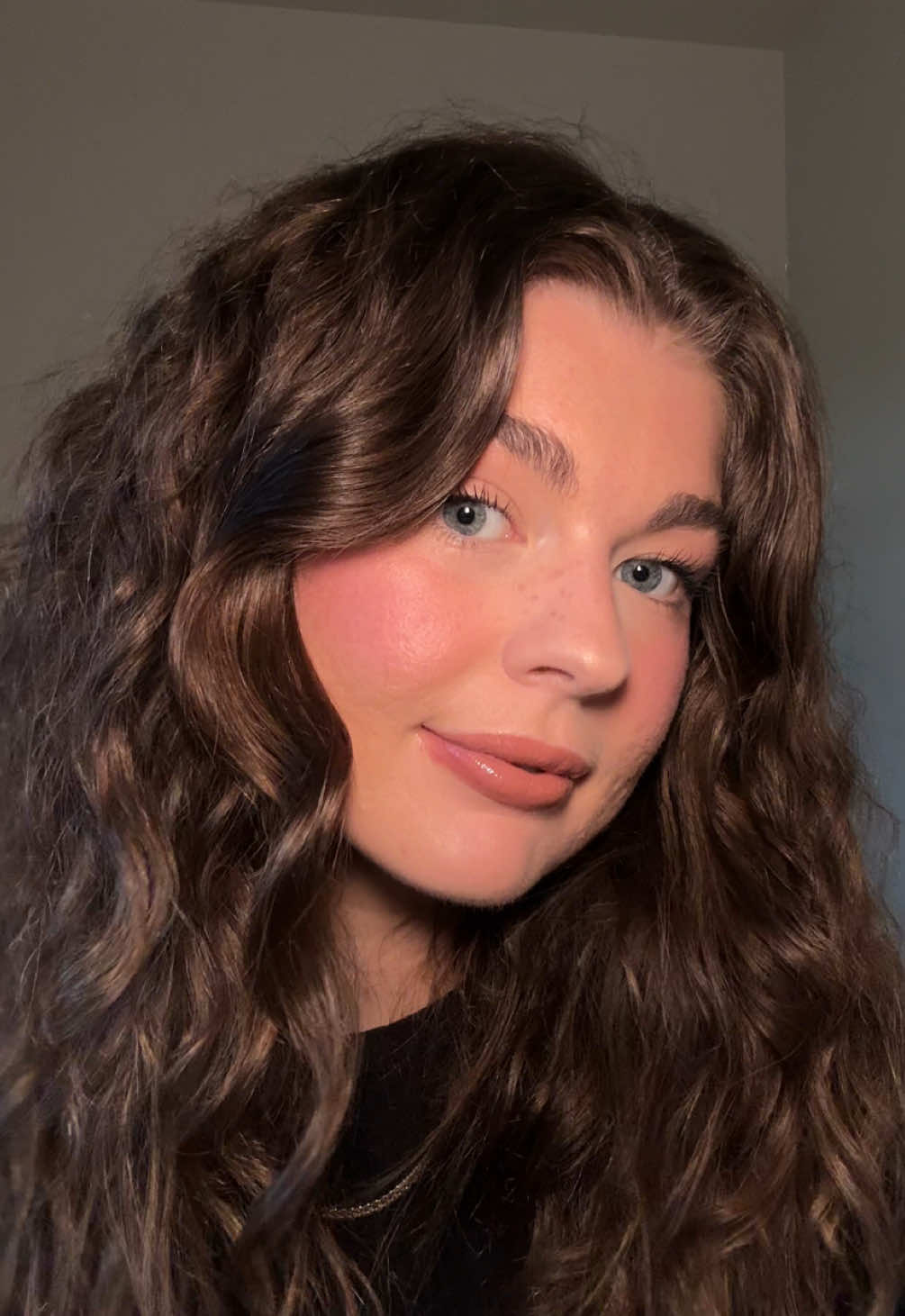 this is my ~mostly~ acne safe everyday makeup routine!! as a girl with acne, my skin is very sensitive & products can break me out very easily. i don’t have problems with these products aaaand they cover my dark spots and scars pretty well 😌 color corrector- @Kosas in ‘magic’ skin tint- @Tower 28 Beauty shade 05  foundation- @Maybelline NY super stay shade 120 cream bronzer- @Saie sun melt contour- @Fenty Beauty shade ‘amber’ cream blush- @rhode skin shade ‘piggy’ translucent powder- @elfcosmetics  powder bronzer- @Physicians Formula  blush- @NARS Cosmetics in Dolce Vita and @ColourPop Cosmetics in Prairie Air sorry idk what this freckle pen is! highlight- @Anastasia Beverly Hills  brows- almost empty @COVERGIRL lash blast mascara in brown LOL  mascara- @ILIA Beauty  lips- @NYX Professional Makeup in beige and natural and @rhode again in piggy! xoxo love you so much!!! #acne #acnesafemakeup #makeup #everyday #everydaymakeup 