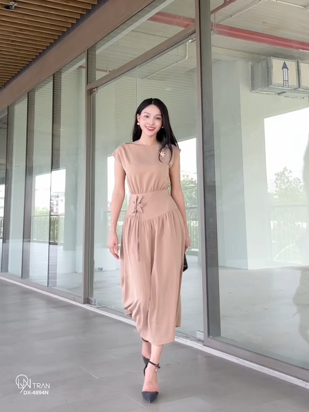 Có những khoảnh khắc nàng không cần cố gắng. Bởi chính cách nàng hiện diện đã là đẹp. #LynTran