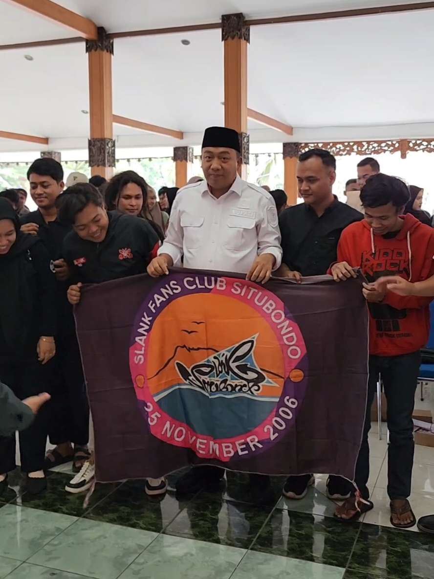 Semua orang ingin menjadi versi terbaik dalam hidupnya, lingkungan harus merangkul untuk menjadi lebih baik. #slank #penyuluhan #slankers #masrio #situbondonaikkelas #bupatiku #situbondo 