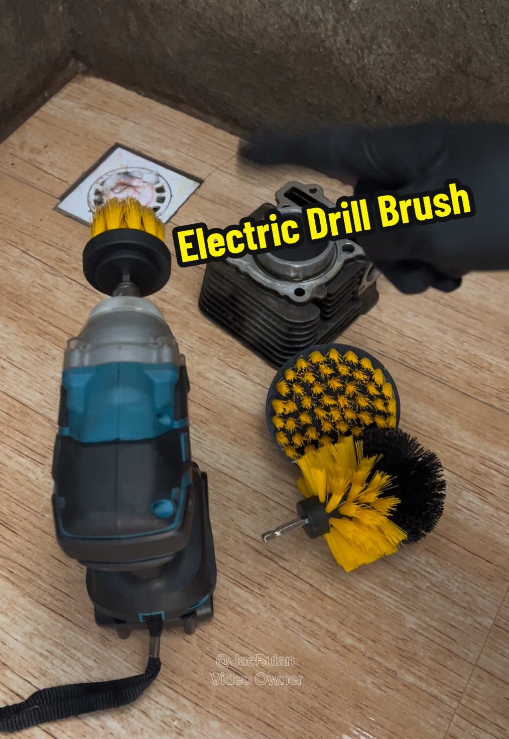 Andali nalang maglinis sa mga madumi na parts ng motor at sasakyan mo👌🚗🛵#brush #electricbrush #carcleaning #cleaningtool #tools 