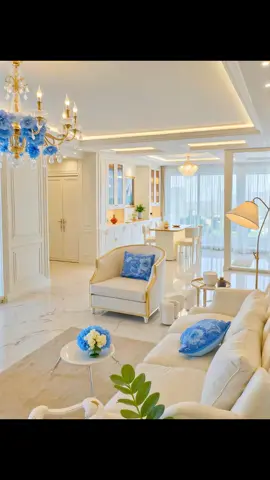 Phần 439: Thiết Kế Mở Hiện Đại Lồng Ghép Phong Cách Tân Cổ Điển Tinh Tế ✨ Không gian mở lý tưởng kết hợp phòng khách, bếp và khu vực ăn uống. 🍽️ Gam màu trắng kem chủ đạo mang lại cảm giác rộng rãi, sạch sẽ, cùng những điểm nhấn xanh dương nhẹ nhàng giúp không gian thêm phần sinh động và thư thái. 💙 Đặc biệt ấn tượng với khu vực phòng tắm có cột trụ La Mã và gương mạ vàng. 👑 Quá hoàn hảo cho một cuộc sống đẳng cấp! 🔥 ​#nộithấtgiaphố #nộithấtđẹp #nộithấttâncổđiển #cănhộcaocấp #nhàđẹpmàuxanh