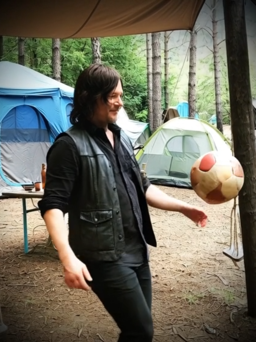 Aprendi a Jogar Futebol no Brasil ..#michonnegrimes, #the walking dead lee #carl #rickgrimes #twd #dark