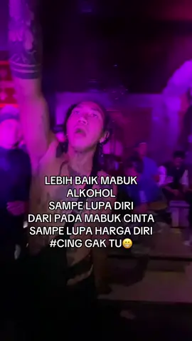 malam: dia pemabuk  kamar: dia jarang tidur dapur : dia jarang makan tetangga: dia anak brengsek  cing to