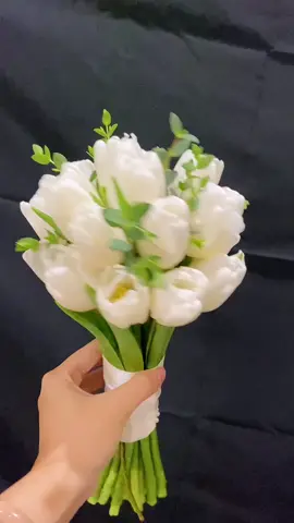 Hoa cưới cầm tay cô dâu  sử dụng. tulip. Dáng tròn. Mix cùng lá bạc nhí