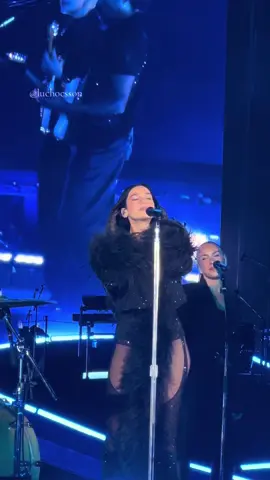 Y después de que el cover de la primera noche en Santiago se convirtiera en interés nacional, por fin pudimos escucharlo. Y la seleccionada fue nada menos que Mon Laferte y “Tu Falta de Querer”. Decir que Dua se lució es poco. Nos sirvió vocales, real academia española, actitud y más.  #dualipa #tufaltadequerer #monlaferte #concierto #radicaloptimismtour 