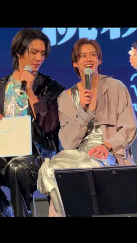 No showing off shoulders for wife!  Q8: Kiss or hug — which one do you prefer? A: Gotta make eye contact first! Boat picked hug. #boatoat #boat #oat #boatoat1stfmintaipei #mystubbornseries 