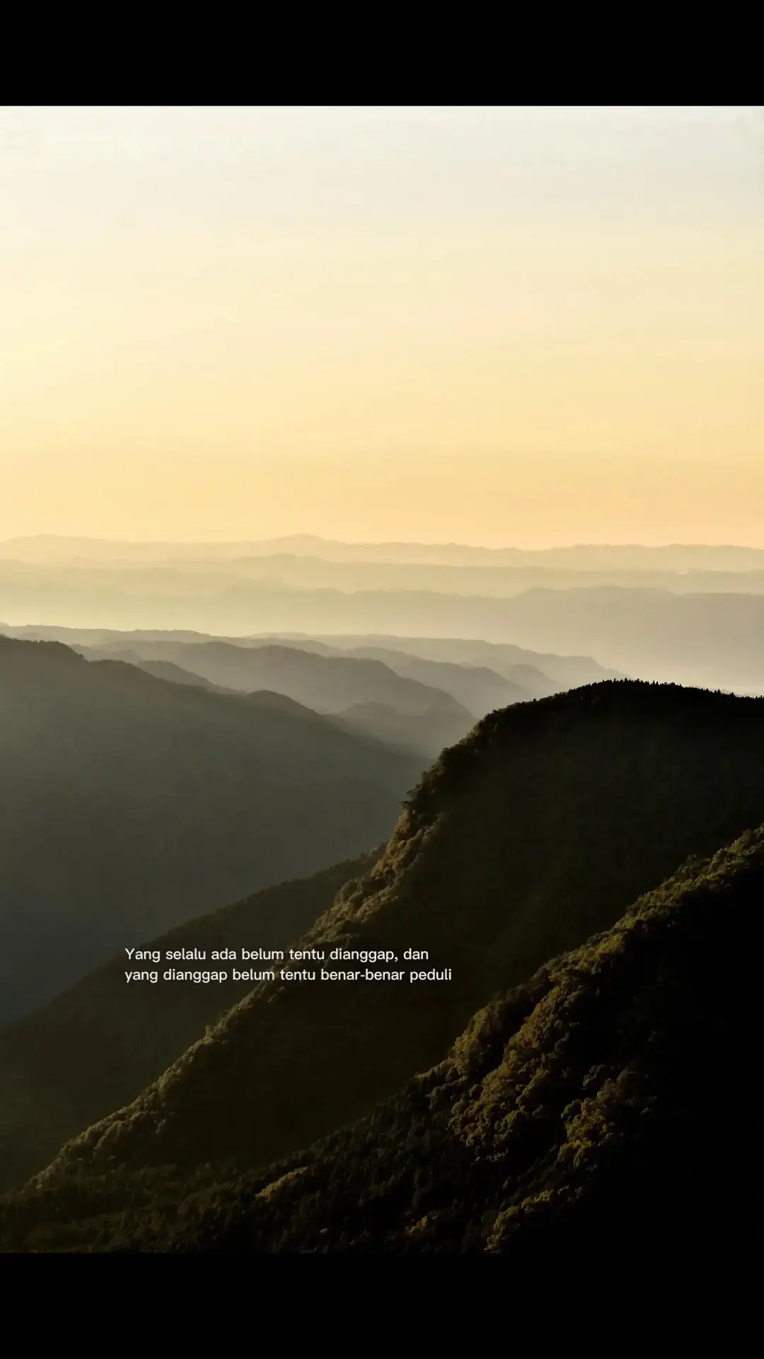 ... Berikut langkah-langkah membuat pancake yang sederhana dan empuk 👇 📝Bahan-bahan: 150 gram tepung terigu protein sedang 2 sdm gula pasir 1 sdt baking powder 1 butir telur 200 ml susu cair (bisa diganti air + susu bubuk) 2 sdm mentega cair atau margarin cair Sejumput garam (Opsional: ½ sdt vanili agar lebih wangi) 👩‍🍳 Langkah-langkah Membuat Pancake: Campur bahan kering Dalam satu wadah, masukkan tepung terigu, gula, baking powder, garam, dan vanili. Aduk rata. Kocok bahan basah Di wadah lain, kocok telur, lalu tambahkan susu cair dan mentega cair. Aduk hingga rata. Satukan bahan kering dan basah Tuang campuran basah ke dalam bahan kering sedikit demi sedikit sambil diaduk hingga adonan halus dan tidak menggumpal. (Jangan terlalu lama mengaduk agar pancake tidak keras.) Diamkan adonan Biarkan adonan selama ±10 menit agar mengembang sempurna. Panaskan wajan anti lengket Gunakan api kecil. Oles sedikit mentega atau minyak. Tuang adonan Ambil satu sendok sayur adonan, tuang ke tengah wajan. Tunggu hingga muncul gelembung di permukaan. Balik pancake Setelah muncul gelembung dan pinggiran mulai kering, balik pancake dan masak sisi lainnya hingga keemasan. Sajikan Susun pancake di piring, beri topping sesuai selera: madu, sirup maple, keju, cokelat, atau buah-buahan segar 🍓🍯 Semoga bermanfaat😊#foryoupage #4u #galaubrutal 