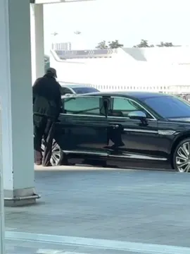 Theo Dispatch, Taehyung sẽ khởi hành từ Sân bay quốc tế Incheon đến Los Angeles vào chiều ngày 12 để tham dự sự kiện ra mắt thương hiệu mỹ phẩm TIRTIR ❤️‍🔥 #KimTaehyung #Taehyung #BTSV #김태형 #뷔