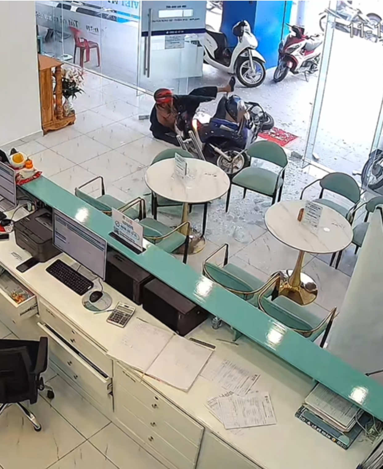 Ai xem clip mà cười xứng đáng xuống tầng 19 .... 😂 ! Phần hay ở cuối clip 