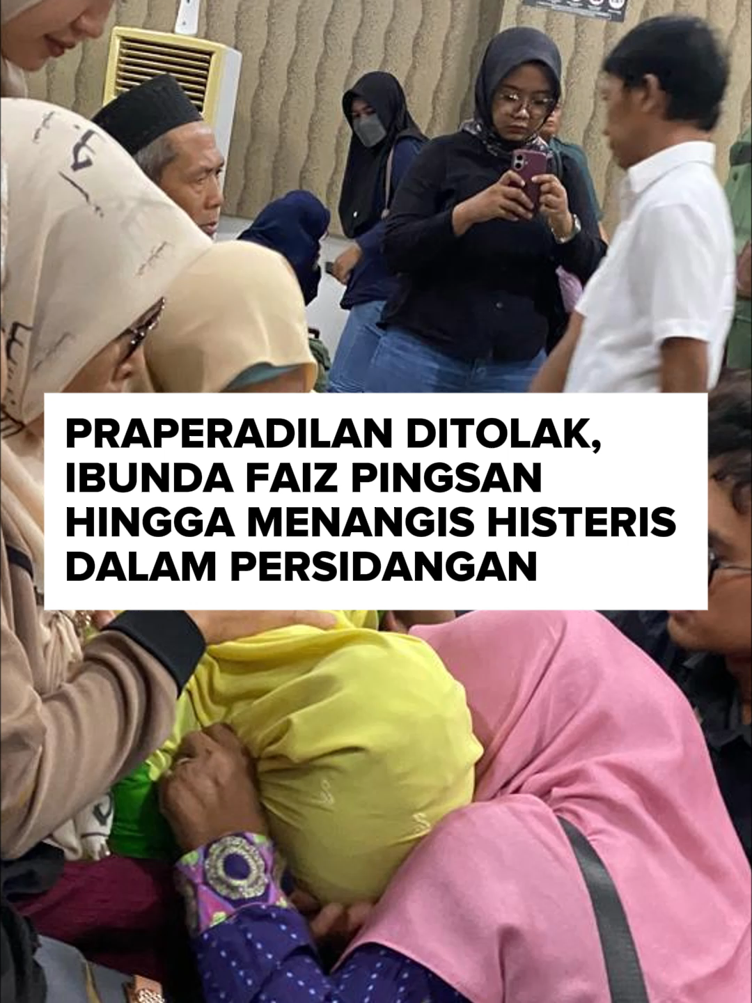 Sidang praperadilan Ahmad Faiz Yusuf, tersangka provokasi media sosial kembali digelar di ruang sidang Cakra PN Kota Kediri kemarin. Pada sidang kemarin hakim menolak permohonan praperadilan kubu Faiz. Mendengar putusan tersebut Imroatin, ibunda Faiz seketika menangis dan jatuh pingsan. Bayu Agung Kurniawan selaku hakim tunggal telah menimbang termohon melakukan pemeriksaan terhadap para saksi dan menemukan barang bukti terkait. Berupa tangkapan layar dari media sosial ajakan untuk merusak, membakar, dan menjarah. Hakim berpendapat tindakan yang dilakukan oleh penyidik telah sesuai dengan ketentuan. Seperti yang diatur dalam hukum acara pidana dan Putusan Mahkamah Konsitusi Nomor 21-PU-XII/2015 tanggal 28 April 2015 serta Perma Nomor 4 Tahun 2016. #radarkediri #jawapos #kediri #fyp #kediri24jam #viral #tersangkademo