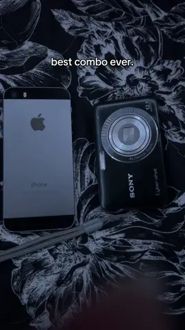 i love old tech sm (not to be a nerd or anything 🫩) #fypシ゚viral #iphone5s #sonycybershot #digicam #nostalgia 