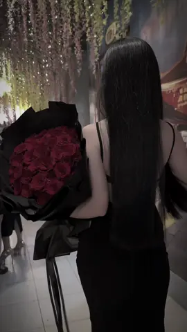 Bạn không còn là trẻ con nữa. Có những chuyện, Không chịu nổi cũng phải cố gắng! Không được khóc,không được bỏ dỡ giữa chừng. Đường là do bạn chọn,đi không được cũng phải đi cho hết. Bạn không chọn sai, Chỉ là nó không bằng phẳng như bạn nghĩ thôi. Tuổi nào mà chẳng chênh vênh.