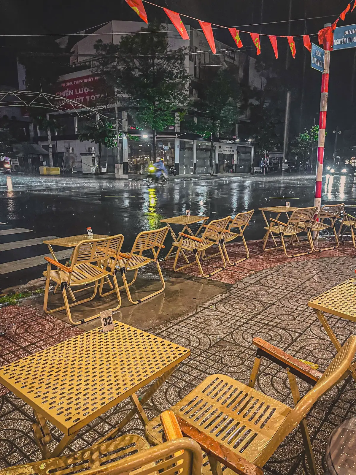 Có người hứa sẽ chờ nhưng quay đi rất nhanh, có người chẳng nói gì nhưng ở lại đến khi chẳng còn lí do để đứng đó nữa...