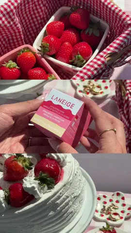 Berry làm mưa làm gió không có dấu hiệu ngừng, nay đã có đối thủ Shortcake xuất hiện — vẫn phong độ đó nhưng ngọt ngào hơn, thơm hơn, và ấm hơn 🍓🍦 3 tầng hương – 1 lần thoa – môi mềm, mướt, căng mịn cả mùa đông ❄️ Trời chuyển thu se se mát lạnh rồi, bạn yêu nhớ chăm môi kỹ hơn để nụ cười luôn rạng rỡ nhé. Mặt nạ ngủ môi mà không có trong túi make-up là thiếu nha 😚 #LANEIGEVN #LipSleepingMask #lipcare #sonduong #matnangu