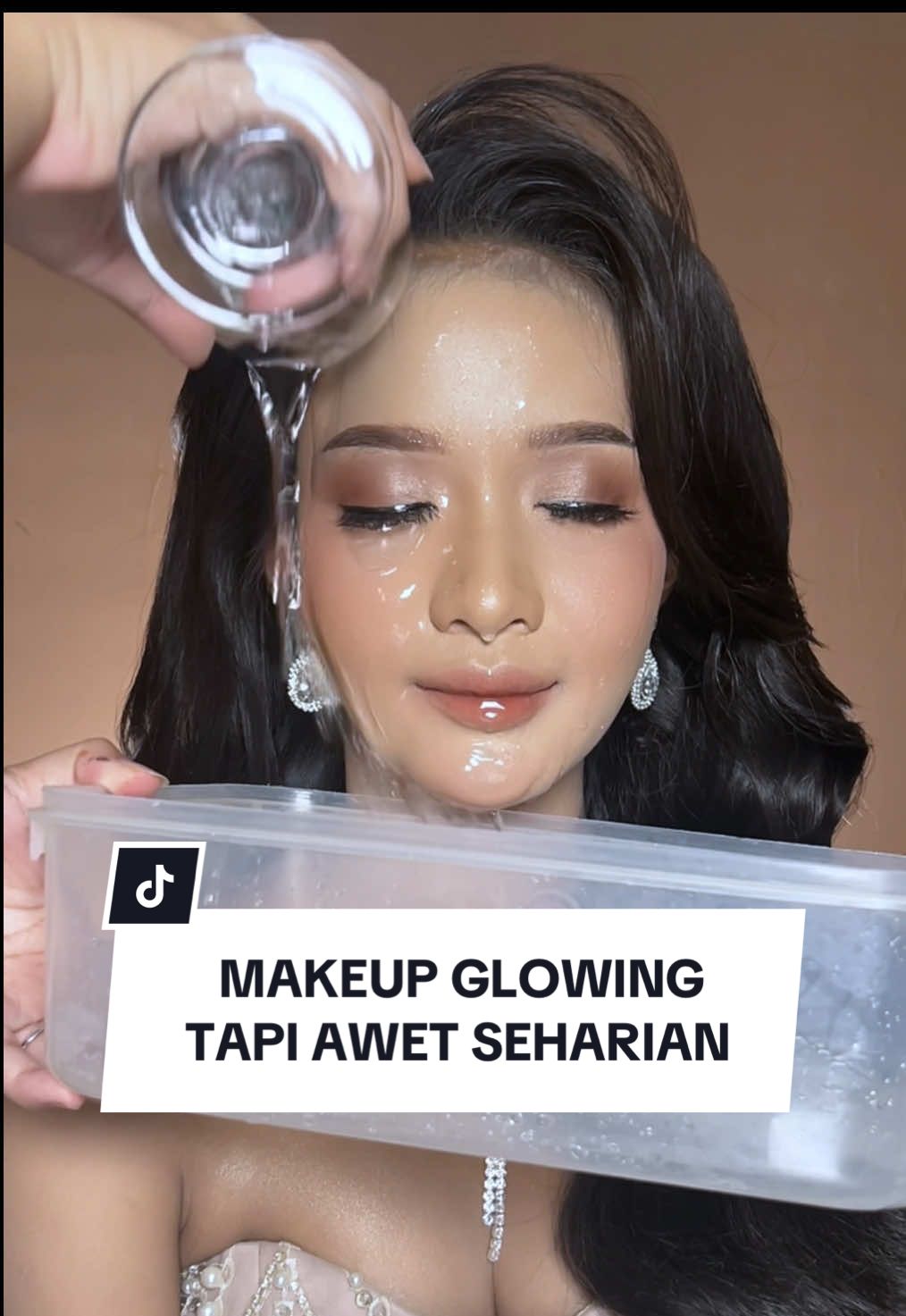 Setting spray ini bikin Makeup Glowing tetep bisa awet dan tahan seharian 🫶🏻  #settingspray #makeuptutorial 