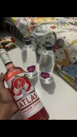 Berikut cara membuat crepes yang renyah dan lezat 👇 ⸻ 🧂 Bahan-bahan: Untuk adonan crepes: 	•	100 gram tepung terigu protein sedang 	•	1 butir telur 	•	250 ml susu cair (bisa diganti air jika mau lebih renyah) 	•	1 sdm gula pasir 	•	1 sdm margarin (lelehkan) 	•	Sejumput garam Untuk topping (sesuai selera): 	•	Meises cokelat 	•	Keju parut 	•	Susu kental manis 	•	Pisang iris, stroberi, atau topping lain ⸻ 🍳 Cara membuat: 	1.	Campur bahan adonan 	•	Dalam wadah, kocok telur dan gula hingga rata. 	•	Tambahkan tepung terigu, aduk perlahan. 	•	Tuang susu sedikit demi sedikit sambil diaduk sampai licin dan tidak menggumpal. 	•	Masukkan margarin cair dan sejumput garam. Aduk rata. 	2.	Panaskan teflon 	•	Gunakan teflon datar (pan crepes atau wajan anti lengket). 	•	Oles tipis margarin sekali saja di awal (setelahnya tidak perlu lagi). 	3.	Masak crepes 	•	Tuang 1 sendok sayur adonan, lalu putar teflon agar adonan menutupi permukaan tipis-tipis. 	•	Masak dengan api kecil hingga bagian pinggirnya kering dan sedikit kecokelatan. 	4.	Tambahkan topping 	•	Taburkan meises, keju, dan susu kental manis (atau topping favoritmu). 	•	Lipat crepes menjadi setengah lingkaran atau segitiga. 	5.	Sajikan 	•	Hidangkan hangat atau dingin — dua-duanya enak! 😋 #krepesviral 