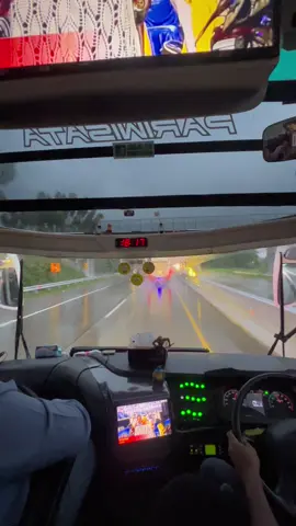 bis + adella + hujan = syahdu  #jtstrans #jetbus5 #pariwisata #tourleader #hinorm280euro4 