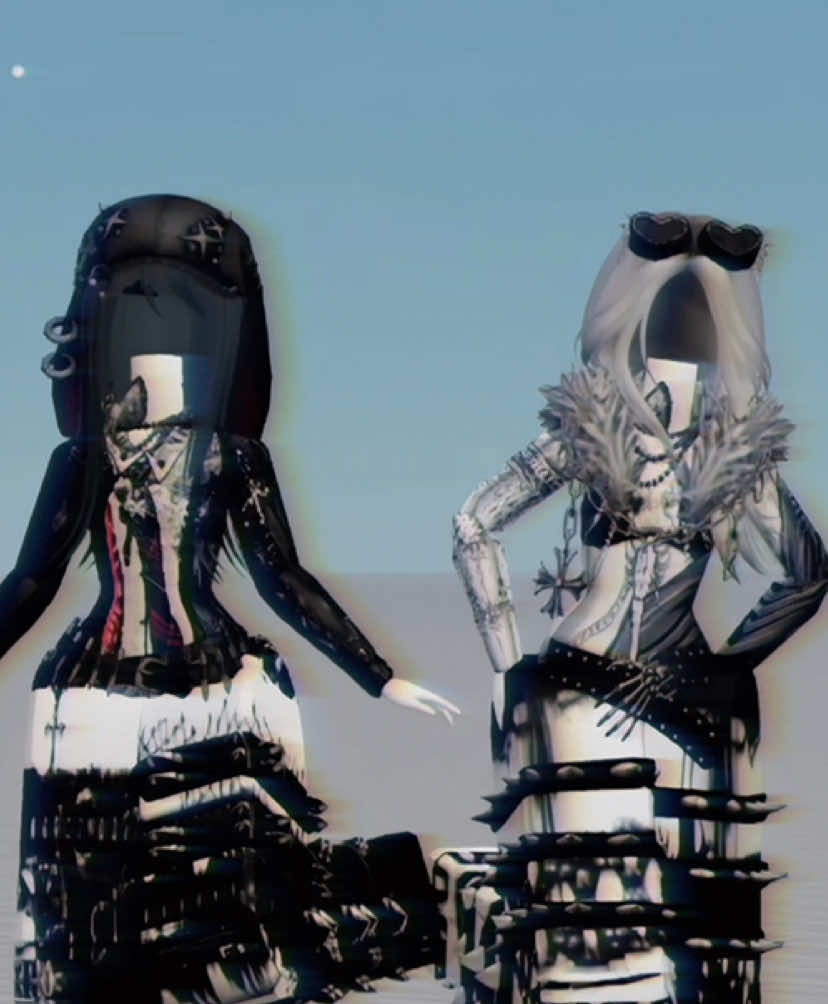 CHANEL!! @/TYLA got us obsessed with her again❤️‍🔥  #roblox #catalogavatarcreator #robloxedit #fouryou #chanel  dance/emot: TYLA- chanel 