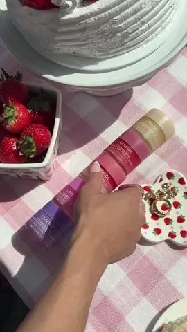 +1 thành viên mới vào Gia đình Mặt nạ môi nhà LANEIGE 😚 Xin giới thiệu em Bánh Kem Dâu Shortcake – ngọt ngào chẳng kém Berry huyền thoại 🍰 3 tầng hương – 1 lần thoa – môi mềm, mướt, thơm lịm cả mùa se lạnh @❄️ Thử ngay kẻo ghiền đó nha 💋 #LANEIGEVN #LipSleepingMask #lipcare #sonduong #matnangu