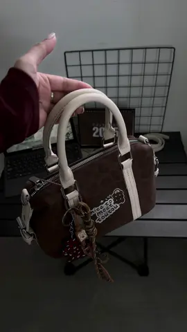 mình thấy cái form hộp mini này đang cực kỳ hot luôn nha, nhìn nhỏ vậy thôi chứ đồ cần thiết là nhét vào oki hết á, order 10-14 ngày mà đợi được nha, ẻm xinh lắm luôn ❤️❤️ #review #bag #tuixachnu #tuixach #tuideocheo 