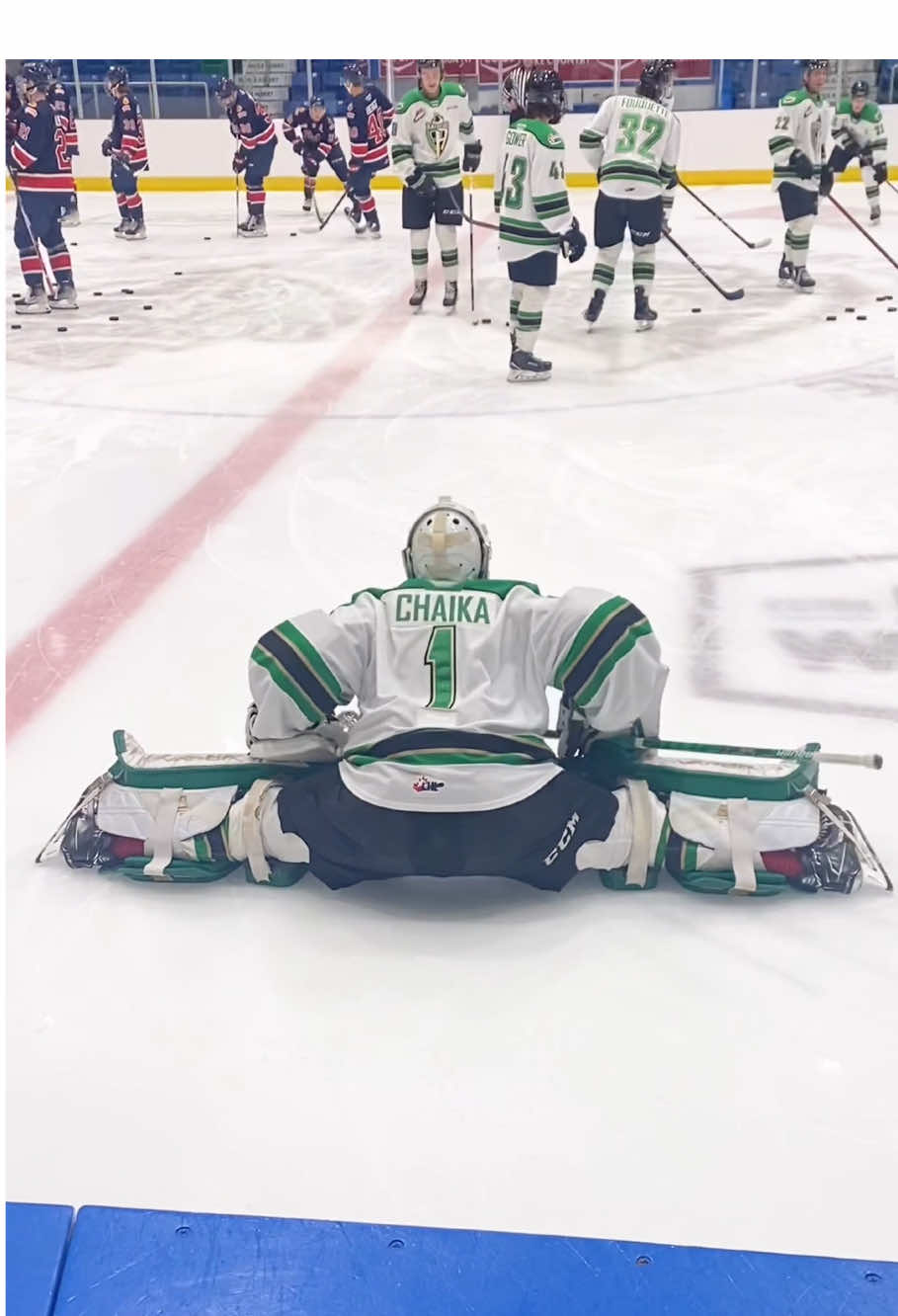 Just some hockey players ✨stretching✨ #hockeywarmups #stretching #hockeyboys #hockey #eishockey