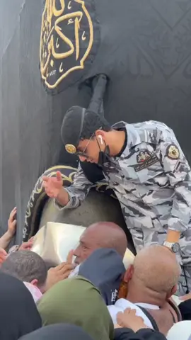 Hajar aswad bukan sekedar batu hitam,dia saksi suci dari ketaatan,doa dan air mata jutaan hamba yang rindu akan ampunan Allah ❤️ #mekkahmadinah #mekkahmadinah🕋❤😇😊 #masjidilharam #fyppppppppppppppppppppppp 