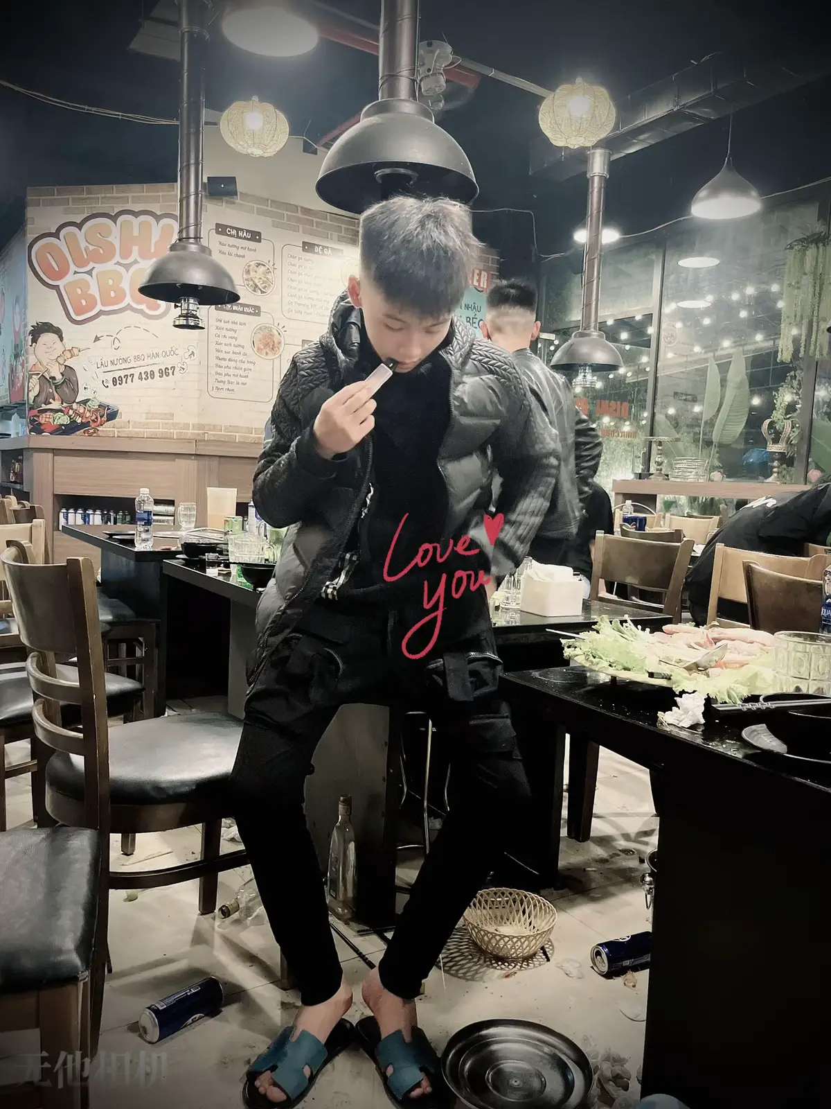 “Nếu cảm thấy thoải mãi thì ở lại, còn chán nản thì rời đi. Còn người chọn ở lại thì sau này có những gì thì tôi cũng sẽ thương yêu và tử tế và cho người ấy tất cả những gì tôi có vì sau này tôi cũng đi lên từ bàn tay trắng mà mất đi cũng bàn tay trắng. Thứ tôi cần là động lực của người tôi yêu!”