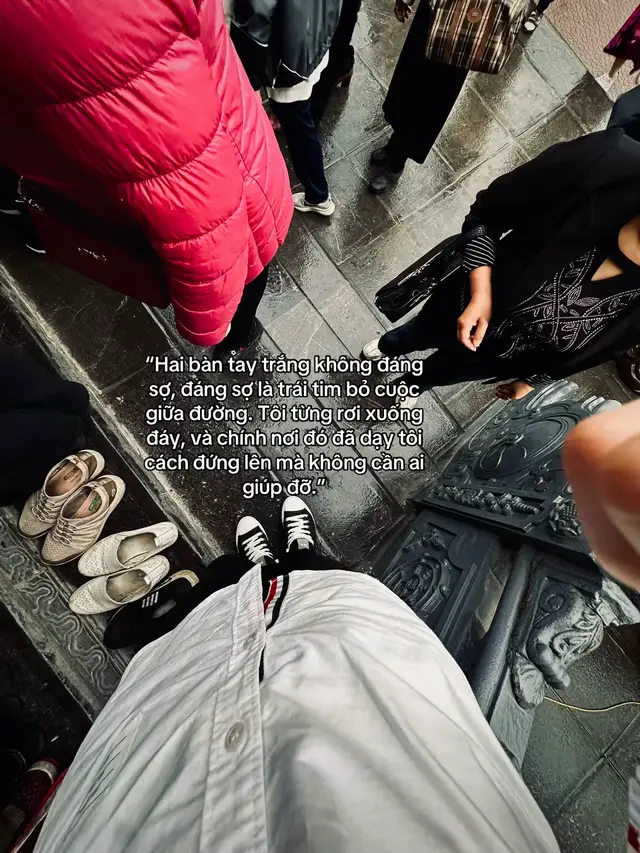 “Hai bàn tay trắng không đáng sợ, đáng sợ là trái tim bỏ cuộc giữa đường. Tôi từng rơi xuống đáy, và chính nơi đó đã dạy tôi cách đứng lên mà không cần ai giúp đỡ.”#xh #tâmtrạng 