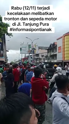 Rabu (12/11) terjadi kecelakaan melibatkan tronton dan sepeda motor di Jl. Tanjung Pura #informasipontianak