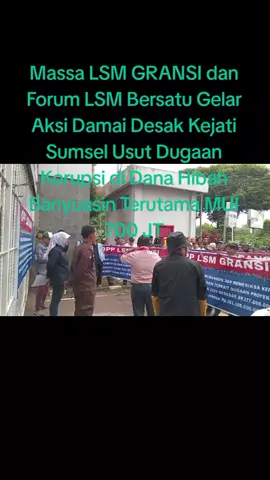 Palembang – Ribuan massa yang tergabung dalam Lembaga Swadaya Masyarakat Gerakan Rakyat Anti Korupsi (GRANSI) bersama Forum LSM Bersatu menggelar aksi damai di halaman Kejaksaan Tinggi (Kejati) Sumatera Selatan, Rabu (12/11). Aksi tersebut digelar sebagai bentuk aspirasi publik terkait sejumlah dugaan penyimpangan dalam pengelolaan anggaran di Kabupaten Banyuasin tahun 2023–2024. Koordinator aksi, Supriadi menyampaikan bahwa pihaknya mendesak Kejati Sumsel untuk memeriksa dan menindaklanjuti dugaan penyimpangan dana di beberapa instansi dan kegiatan pemerintahan di Kabupaten Banyuasin terutama dana hibah MUI 700 JT. “Kami datang dengan semangat moral, bukan politik. Kami mendesak Kejati Sumsel untuk bekerja profesional, transparan, dan menegakkan hukum tanpa pandang bulu,” ujarnya di sela aksi. Dalam pernyataan sikapnya, massa menyoroti beberapa kegiatan dengan nilai anggaran besar, antara lain di Badan Pengelolaan Keuangan Daerah (BPKAD) Banyuasin tahun anggaran 2024 sebesar Rp446,7 miliar, serta Dinas Pekerjaan Umum dan Penataan Ruang (PUPR) dengan anggaran Rp377,8 miliar. Mereka juga menyoroti dana hibah daerah sebesar Rp153,6 miliar, termasuk hibah untuk Majelis Ulama Indonesia (MUI) Banyuasin sebesar Rp700 juta yang disebut perlu diaudit transparan agar tidak menimbulkan persepsi negatif publik. Selain itu, massa juga meminta agar Kejati Sumsel memeriksa pejabat terkait seperti Sekretaris Daerah, Kepala Dinas PUPR, Kepala BPKAD, serta pihak penerima hibah untuk memastikan pengelolaan anggaran publik sesuai peraturan yang berlaku. “Kami percaya Kejati Sumsel di bawah kepemimpinan Kepala Kejati yang baru, Bapak Ketut Sumedana, akan bekerja profesional dan berpihak pada penegakan hukum, bukan pada kepentingan pihak tertentu,” ujar Supriadi Dalam delapan butir tuntutan yang dibacakan, LSM GRANSI dan Forum LSM Bersatu juga menegaskan dukungan penuh terhadap langkah-langkah pemberantasan korupsi yang dilakukan Kejati Sumsel. Mereka menyatakan siap kembali turun dengan massa yang lebih besar jika laporan mereka tidak mendapat tanggapan serius. Secara bergiliran para orator menyampaikan orasinya di antaranya Martin, Bang Ambon, Simon, Pasaribu, Harris, Asmawi, Rizky,  dan juga  ada perwakilan Mahasisiwa, selanjutnya massa Garansi di terima oleh Kasi Pemkum Kejati Sumsel Vanny Yulia Eka Sari SH MH. #mui  #puprbanyuasin #banyuasin  #banyuasinsumsel #viral 