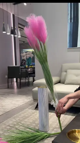 “Góc bàn nhỏ, mood chill lớn 🌾💫 Ai mê cỏ lau giống mình không?” #decor #camonngoinha 