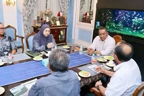 Soalan ni menarik — maksudnya kalau “Kedah nak tuntut semula Pulau Pinang” dari segi undang-undang atau sejarah, ya? 👉 Secara ringkas: Secara undang-undang moden dan politik, Kedah tak boleh tuntut semula Pulau Pinang. Berikut sebab-sebab utama: 1. Perjanjian sah antara Kedah dan British (1786 & 1791) Tahun 1786, Sultan Abdullah Mukarram Shah dari Kedah memberi Pulau Pinang kepada Syarikat Hindia Timur British (EIC) untuk dijadikan pangkalan perdagangan dan perlindungan. Tahun 1791, ada Perjanjian Persahabatan Kedah–British yang mengesahkan penyerahan Pulau Pinang dengan pampasan tahunan (hasil sewa). 2. Pulau Pinang menjadi Negeri-negeri Selat (1826) British satukan Pulau Pinang, Melaka dan Singapura jadi “Straits Settlements” — terus di bawah kuasa British Crown, bukan lagi Kedah. 3. Selepas Merdeka (1957) Pulau Pinang masuk Persekutuan Tanah Melayu sebagai negeri berasingan. Status itu termaktub dalam Perlembagaan Malaysia, jadi tak boleh ubah sesuka hati tanpa persetujuan semua pihak termasuk kerajaan Persekutuan dan rakyat Pulau Pinang sendiri. 4. Bayaran sewa masih dibuat Walaupun Penang bukan milik Kedah, kerajaan Persekutuan masih terus bayar “pampasan sewa” kepada Kedah setiap tahun — sebagai simbol sejarah, bukan tanda pemilikan. --- 🟢 Kesimpulan: Kedah boleh tuntut secara simbolik atau sejarah, tapi tak boleh dari segi undang-undang moden atau politik. Nak ubah status Penang jadi milik Kedah semula perlukan pindaan besar pada Perlembagaan dan persetujuan rakyat — hampir mustahil berlaku. Kalau kau nak, aku boleh tunjuk salinan perjanjian asal 1791 antara Kedah dan British.