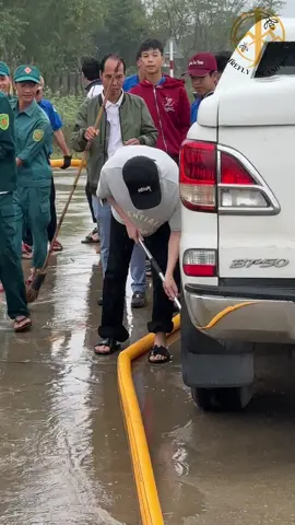 Bắt gặp hình ảnh mới nhất của Jack - J97 được ghi lại trong lúc hỗ trợ cho bà con sau trận ngập lụt tại Huế. #j97 #PhuongTuan #FireflyIsland 