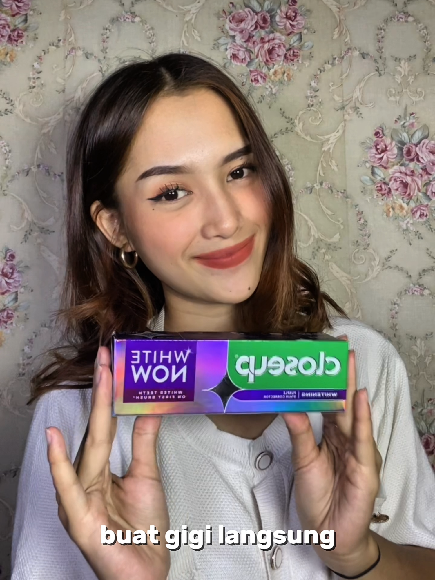 Biar makin pede senyum, pakai Close Up White Now Purple! 💜 Dengan Purple Color Collector, Kaolin Mineral, dan Fluoride, bantu gigi tampak lebih putih dari sikatan pertama 🦷✨ Senyum cerah, napas fresh, pede maksimal di setiap momen! 😁 👉 Cek Keranjang Kuning sekarang dan rasain #closeupwhitenow #whitening #gigiputihbersih #fresh #pastagigi