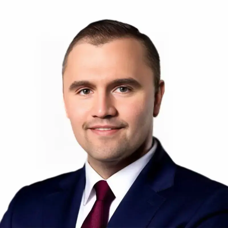 Kuzyn prezydenta Polski Karola Nawrockiego, robi furorę w USA jako konserwatywny aktywista. Już w piątek ma przylecieć do Polski, żeby zamieszkać tu na stałe i inspirować młodzież swoimi poglądami. Na lotnisku ma go powitać sam prezydent. To symboliczne połączenie Ameryki i Polski. ✈️🇺🇸🤝🇵🇱 #dlaciebie #dc #polska #USA ##nawrocki 