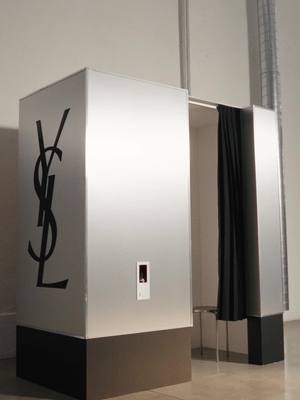 Brilla como @AITANA con el gloss Loveshine de @YSLBEAUTY: labios radiantes e hidratados 💋