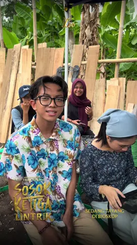 Behind the scene‼️ Yanto kates belajar jadi Sutradara dilokasi🤪👀 Film Sosok Ketiga Lintrik SEDANG TAYANG di bioskop. Beli tiketnya sekarang juga.  #FilmSosokKetigaLintrik #SosokKetigaLintrik #LeoPictures 