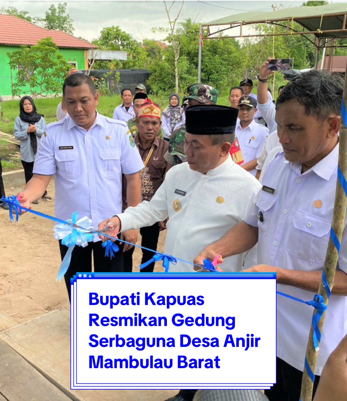 KUALA KAPUAS - Pemerintah Kabupaten Kapuas melalui Pemerintah Kecamatan kembali menambah satu sarana publik bagi masyarakat pedesaan dengan diresmikannya Gedung Serbaguna Desa Anjir Mambulau Barat, Kecamatan Kapuas Timur, Rabu (12/11/2025). Peresmian ditandai dengan pengguntingan pita oleh Bupati Kapuas HM Wiyatno didampingi Camat Kapuas Timur Eko Darma Putra dan Kepala Desa Anjir Mambulu Barat Rahmadi. Disaksikan pula unsur Forkopimcam, kepala desa, tokoh masyarakat, serta warga setempat yang turut hadir memeriahkan acara tersebut. #pemkabkapuas #KapuasBersinar #diskominfosantikkapuas #peresmian #gedung 