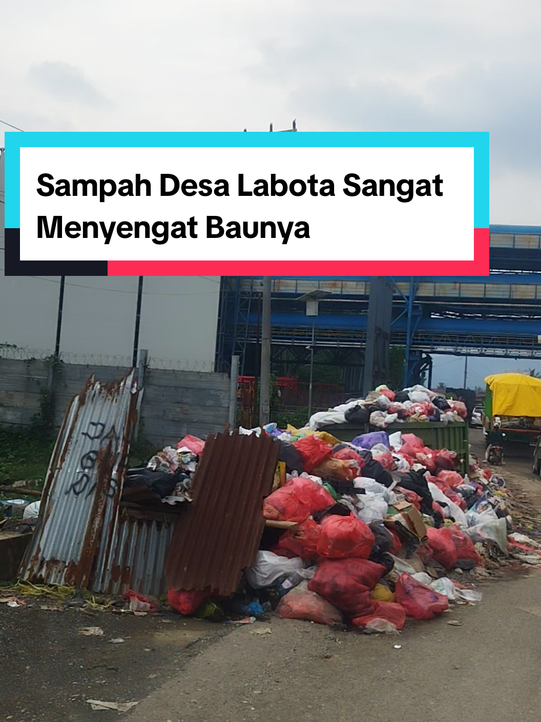 Sampah di Desa Labota Menyengat, Warga Resah Morowali — Warga Desa Labota mengeluhkan bau menyengat yang berasal dari tumpukan sampah di sejumlah titik jalan utama desa. Kondisi ini sudah berlangsung beberapa hari dan mulai mengganggu aktivitas warga sekitar. Menurut pantauan di lapangan, sampah rumah tangga menumpuk tanpa penanganan, bahkan sebagian berserakan hingga ke area pemukiman. Warga khawatir dampaknya terhadap kesehatan, terutama anak-anak yang sering bermain di sekitar lokasi. Sejumlah warga berharap pemerintah desa dan instansi terkait segera turun tangan untuk membersihkan dan menata sistem pengelolaan sampah agar lingkungan kembali bersih dan nyaman.