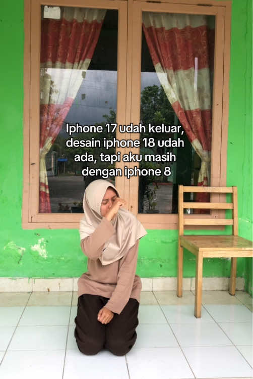 Sementara itu adekku @niaaa masih pake android warisanku🤣. Muak banget sama kemiskinan, pengen kaya ya Allah. #pengenkaya #iphone8 #relate