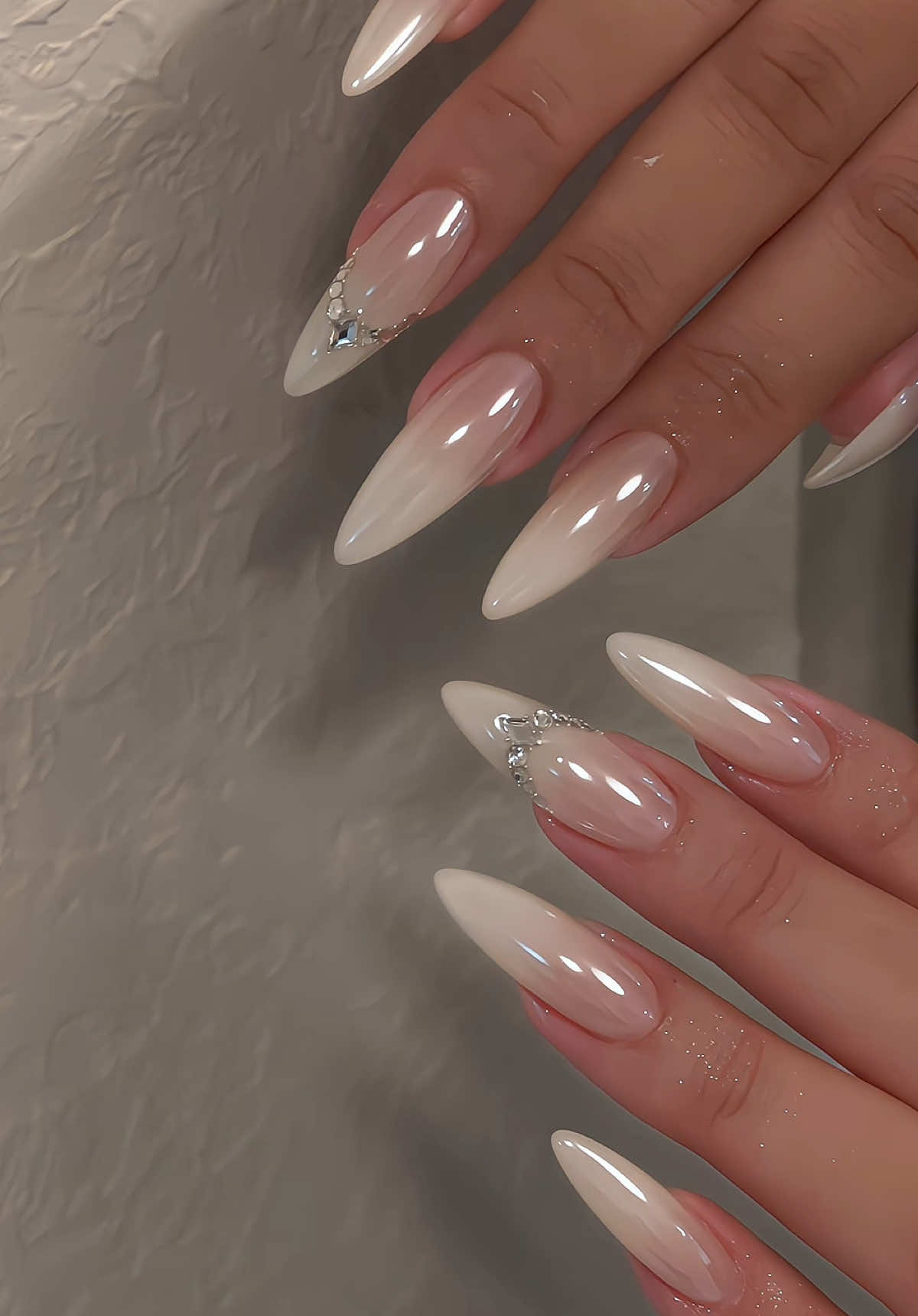 ⋅˚₊‧ 🤍 ‧₊˚ ⋅  Ombre gạo + tráng gương siu xinh cho  mie nàng dâu cuối năm ạ  #nailthudaumot #nailbinhduong #nailchanhnghia #tiemnailthudaumot #tiemnailbinhduong 