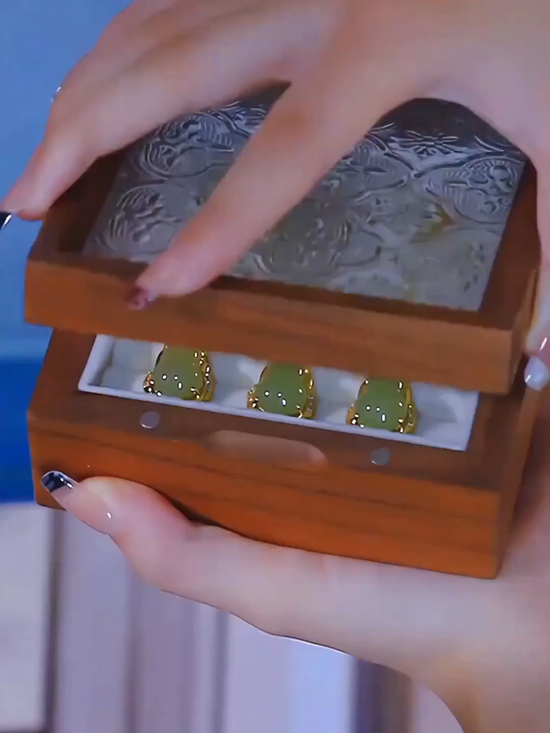 สร้อยคอลูกบลูน้อย สง่างาม เหมาะสำหรับทุกสไตล์ และเป็นสินค้าพิเศษฤดูหนาว - ฝน ค่ะ. เมื่อใส่บนนั้น จะดูเรียบง่ายและสูงคลาส! 🍁🎗️💎