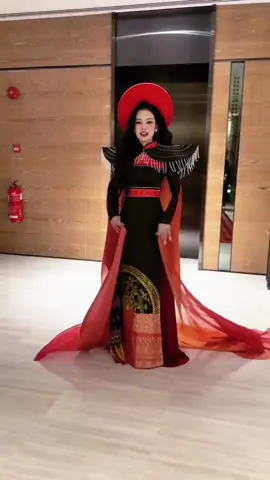Trang Phục dân tộc Việt Nam 🇻🇳Được trình diễn trên đất nước Malaysia🇲🇾 trong cuộc thi MISS INTERNATIONAL Miss Universe 2025, thật tự hào vì đạt giải Á 1 FIRST RUNNER UP. #Hoahaudaisu#TranMyHanh#Ahau1MissUniverse2025