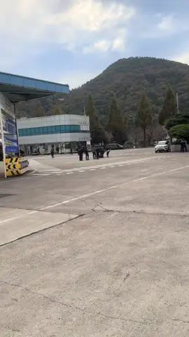 Thôi hết duyên ta về chứ biết sao. Kb có ae VN nào bị bế ko thấy chạy đông lắm chứ cò e indo tới đây là quỳ xuống rồi. Ae bhp đi lại cẩn thận nhé.#e9 #xkldhanquoc #nguoivietnamtaihanquoc🇰🇷 