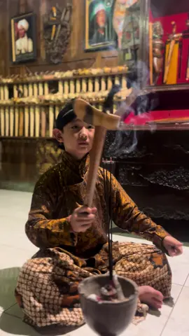 Pemuda Jogja  @el_nathan_hardianto  #sanggarkerismataram #padahariini #fyp #kerispusaka #museumkeris 