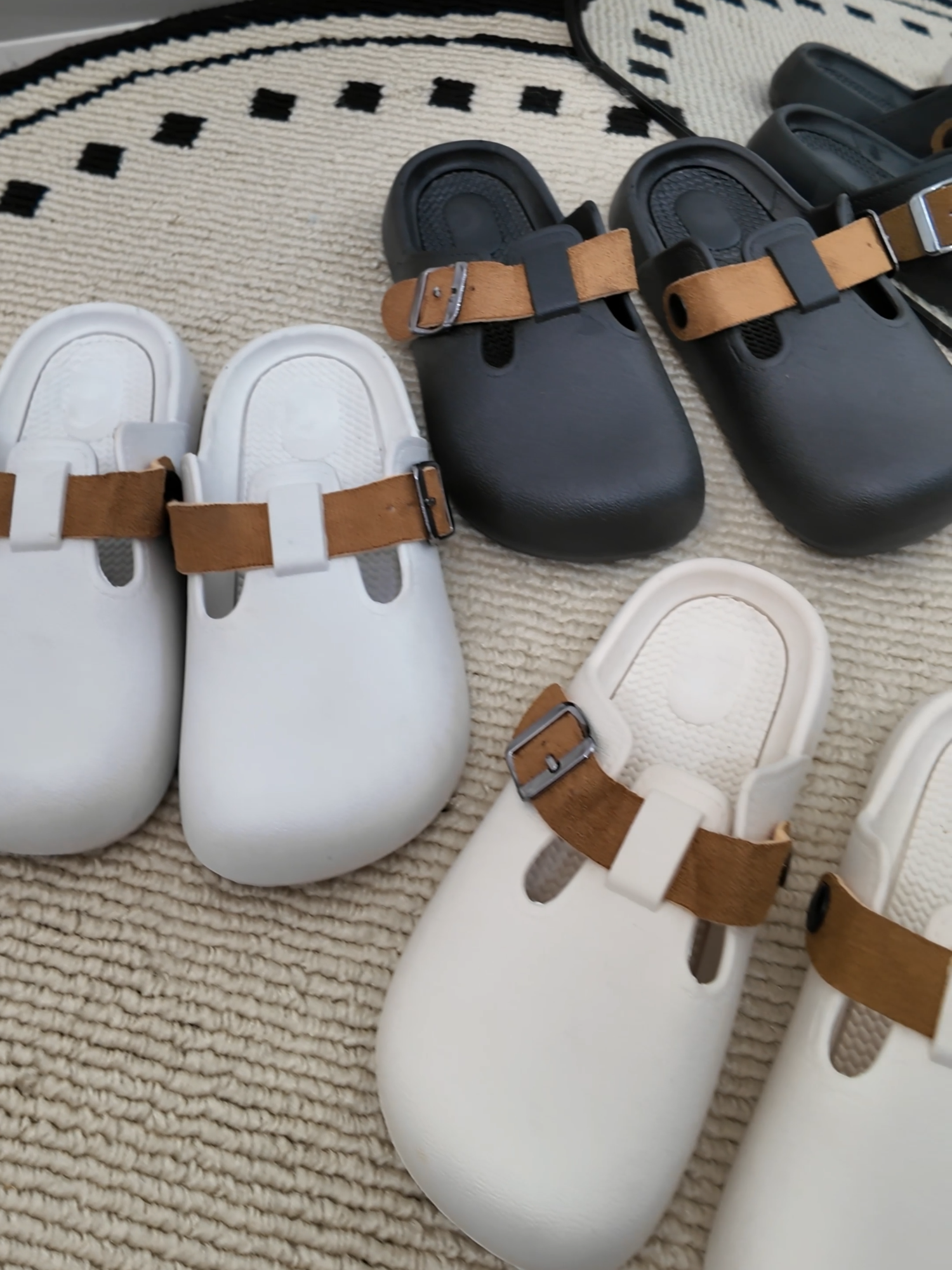 Kenyamanan dan gaya berpadu sempurna. Sentuhan elegan di setiap langkahmu.