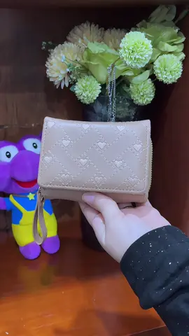 Hoa tiết thêu dệt lên túi nha mấy b ơii. Ko bong tróc nhá #thuybe3112 #thoitrang #vinu #vinucamtay #vixinh 