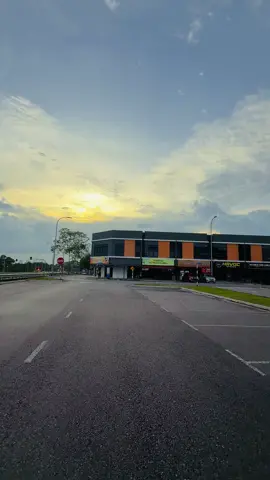 পাখি উড়ে গেছে, রেখে গেছে এক শূন্য আকাশ আর নীরব শহর ⋆࿐🥲💔 #nature #viralvideo #fyp #viral #tiktok @TikTok @tiktok creators @TikTok Bangladesh 